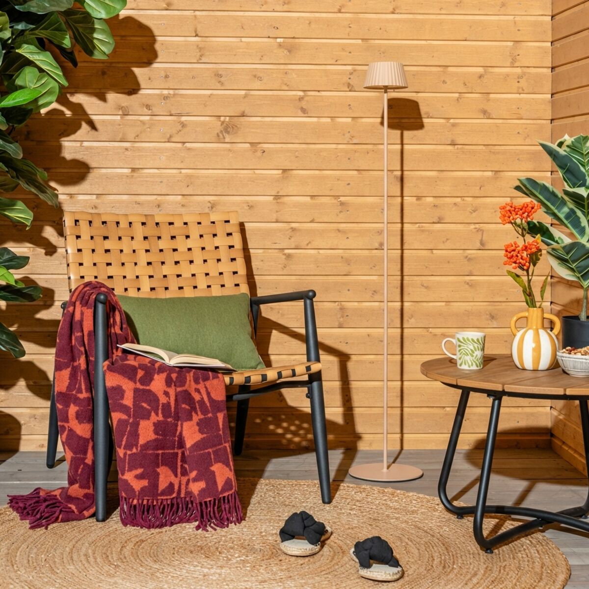 Trio Suarez ladattava LED lattiavalaisin sisä- ja ulkokäyttöön hiekka